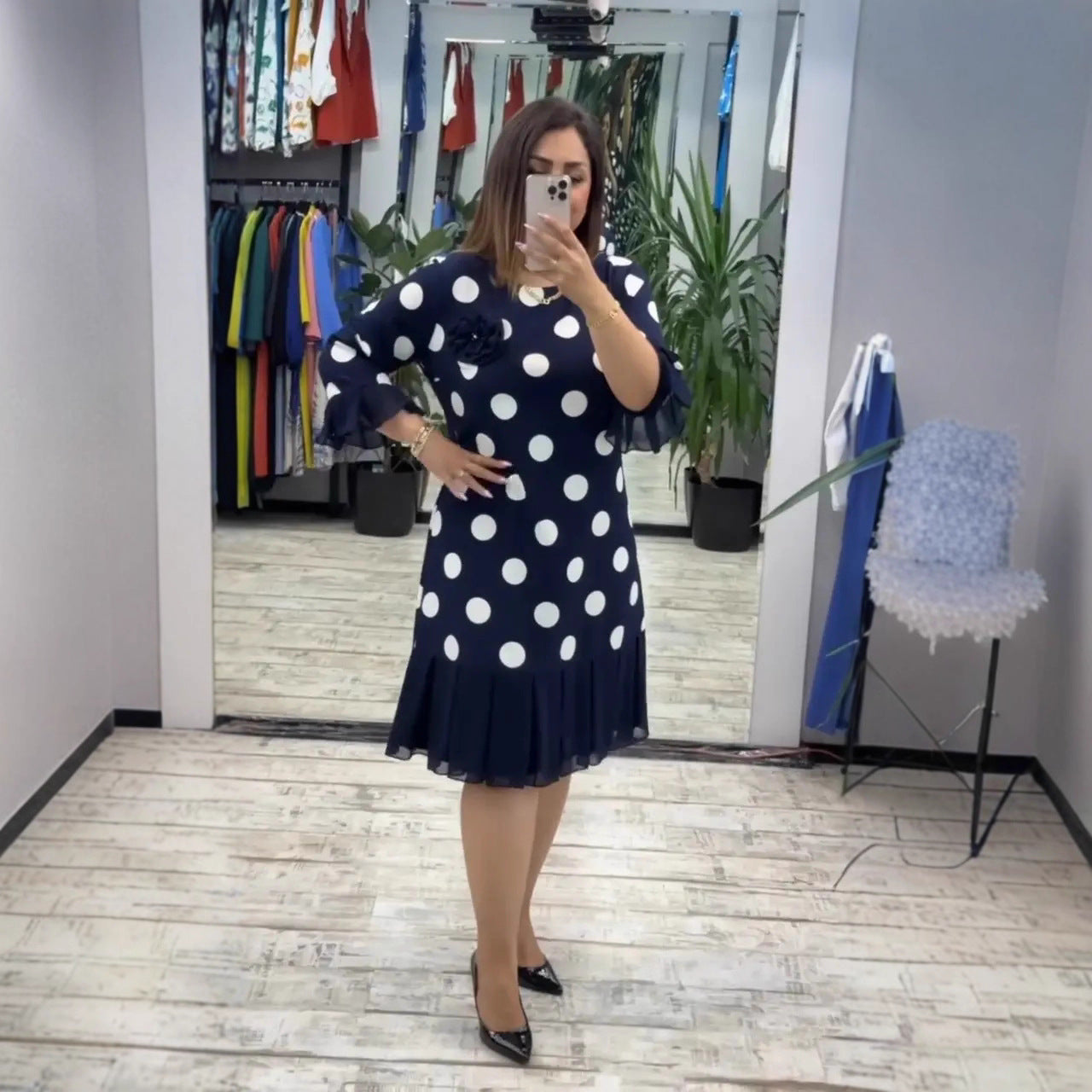 CLAUDIA | Sukienka inspirowana stylem retro z plisowaną spódnicą i rozkloszowanymi mankietami rękawów