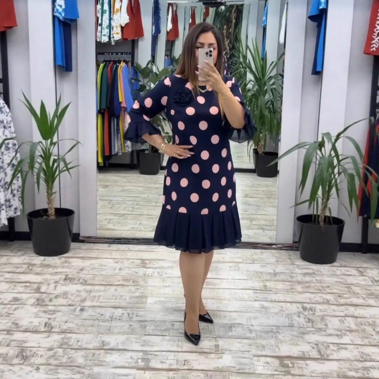 CLAUDIA | Sukienka inspirowana stylem retro z plisowaną spódnicą i rozkloszowanymi mankietami rękawów